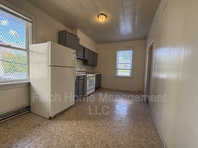 Photo - 347 S George St