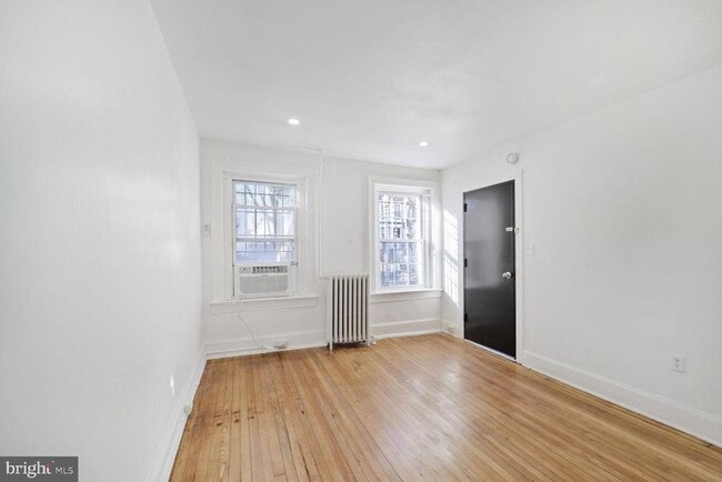 Building Photo - 1430 A St SE Unit 2