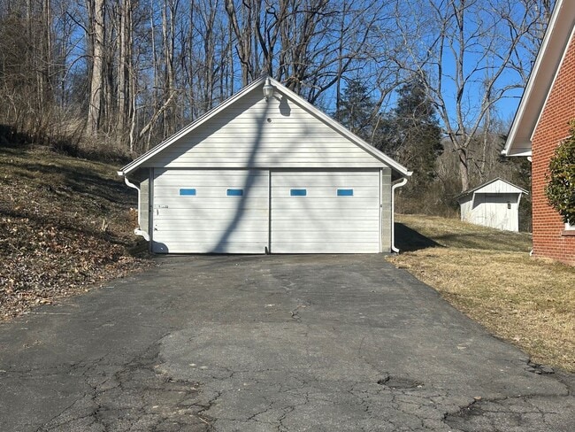 Photo - 3 Bedroom / 1.5 Bath Brick Home on 1.4 Acres Blountville TN
