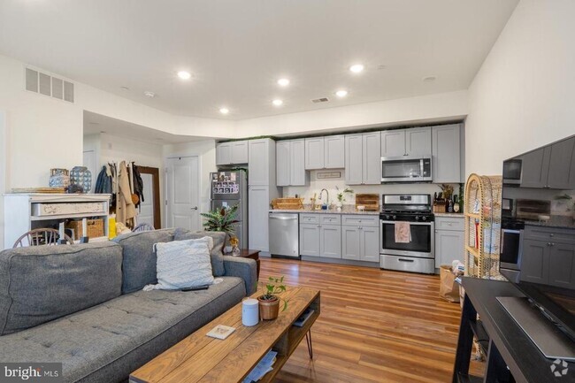 Building Photo - 2411 Kensington Ave Unit 307 Rental
