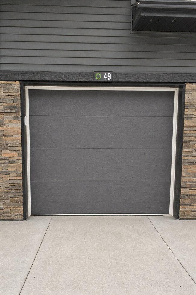 Photo - 2710-2766 66 St SW