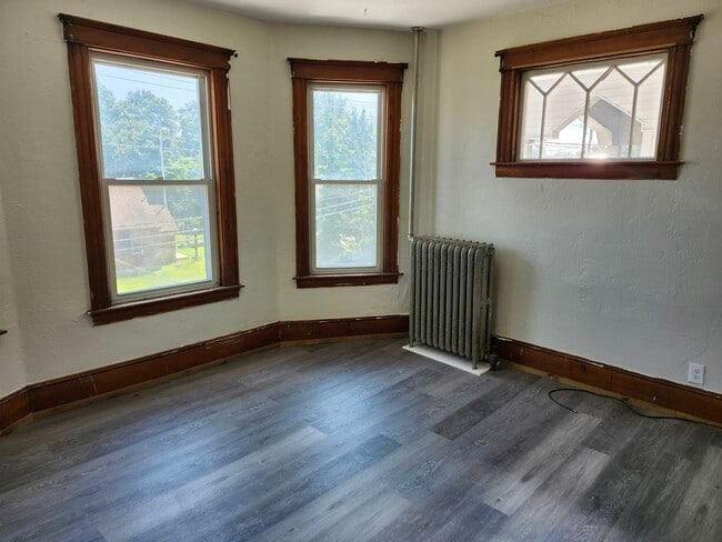Building Photo - 3 Bed, 1 Bath 3rd floor apartment Unit 3rd