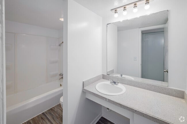 2BR, 1BA - 876SF - Primary Bathroom