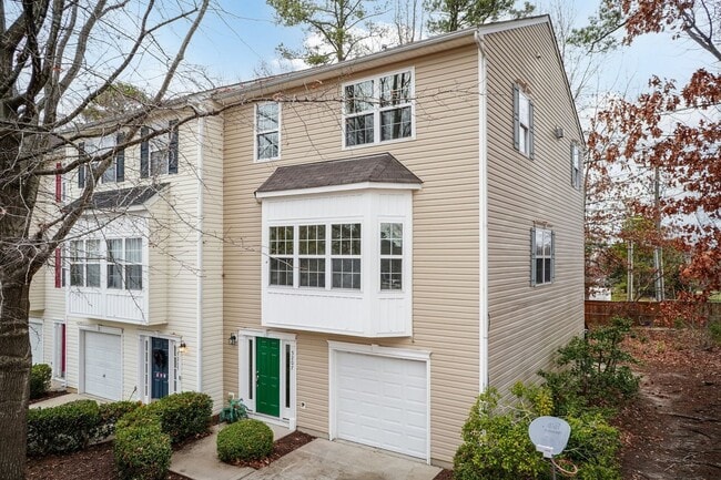 Building Photo - Beautiful Townhouse w/ 1st Floor Bedroom