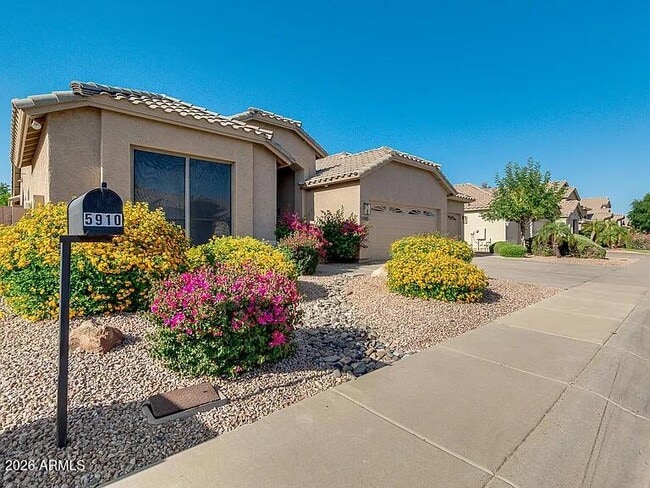 Building Photo - 5910 E Woodridge Dr