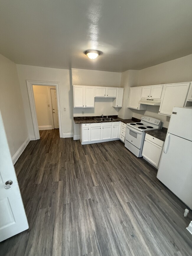 Building Photo - 1127 Ross Ave E Unit 2