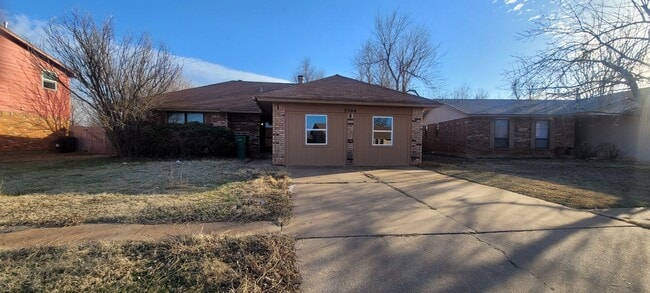 Building Photo - Charming 5 Bedroom!!