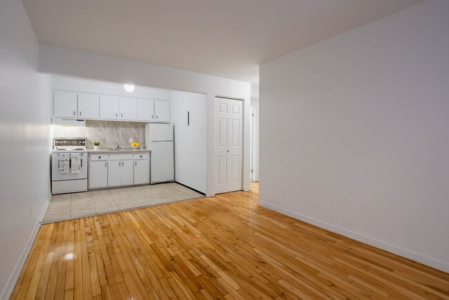 Building Photo - 10144 Lajeunesse