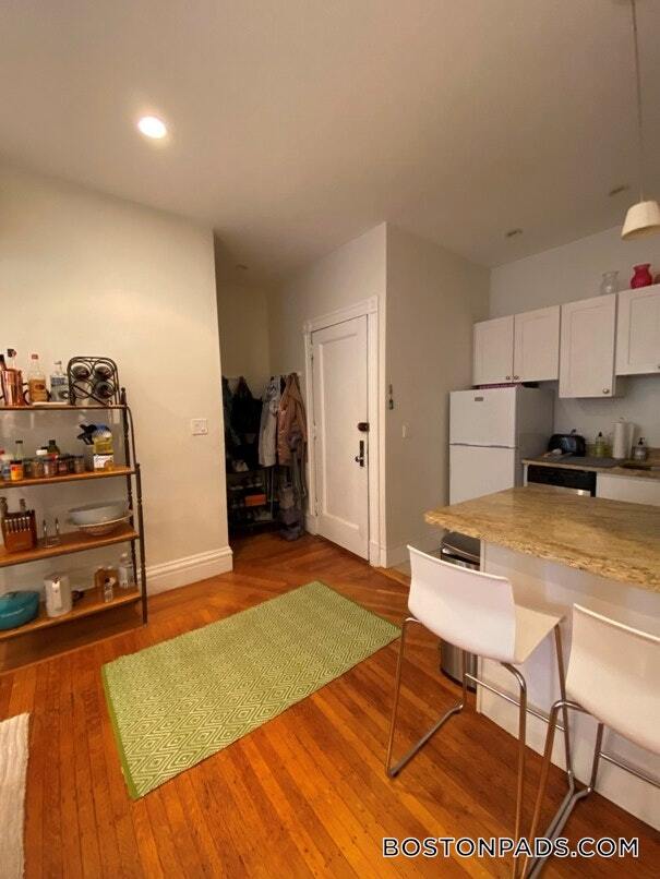 Building Photo - 174 Newbury St Unit 4