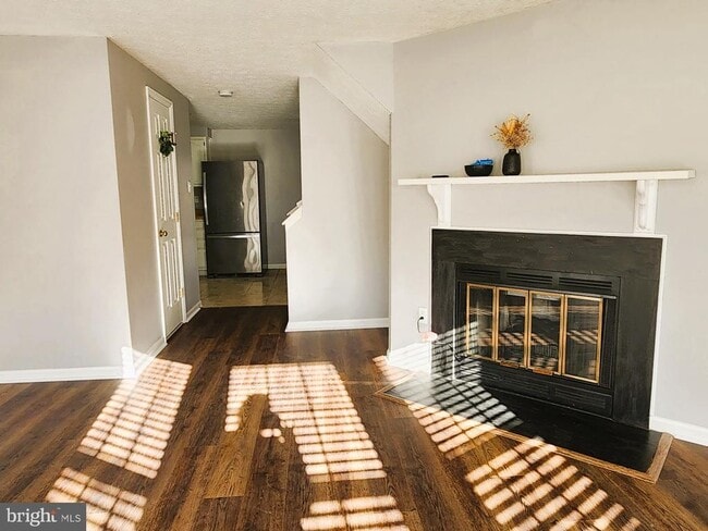 Photo - 557 Cascade Way