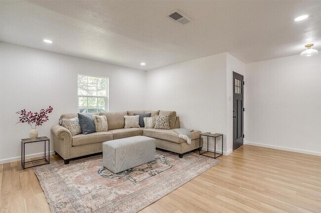 1701 Larkspur Dr