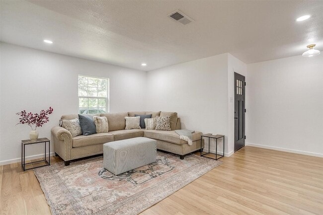 Photo - 1701 Larkspur Dr