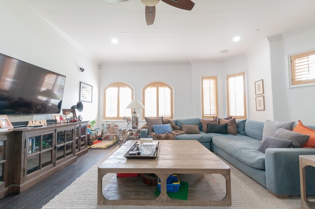 Building Photo - 143 N Arnaz Dr Unit #105 Rental