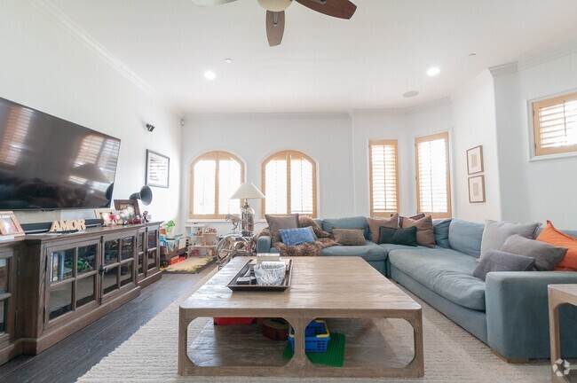 Building Photo - 143 N Arnaz Dr Unit #105 Rental