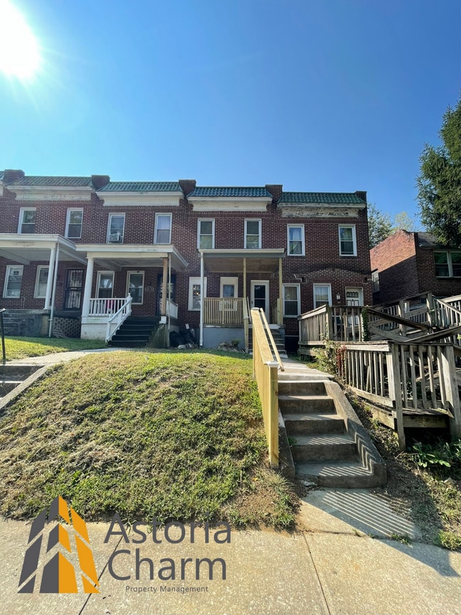 2 Bedroom + Den with Finished Basement & Fenced Yard - 2 Bedroom + Den with Finished Basement & Fenced Yard