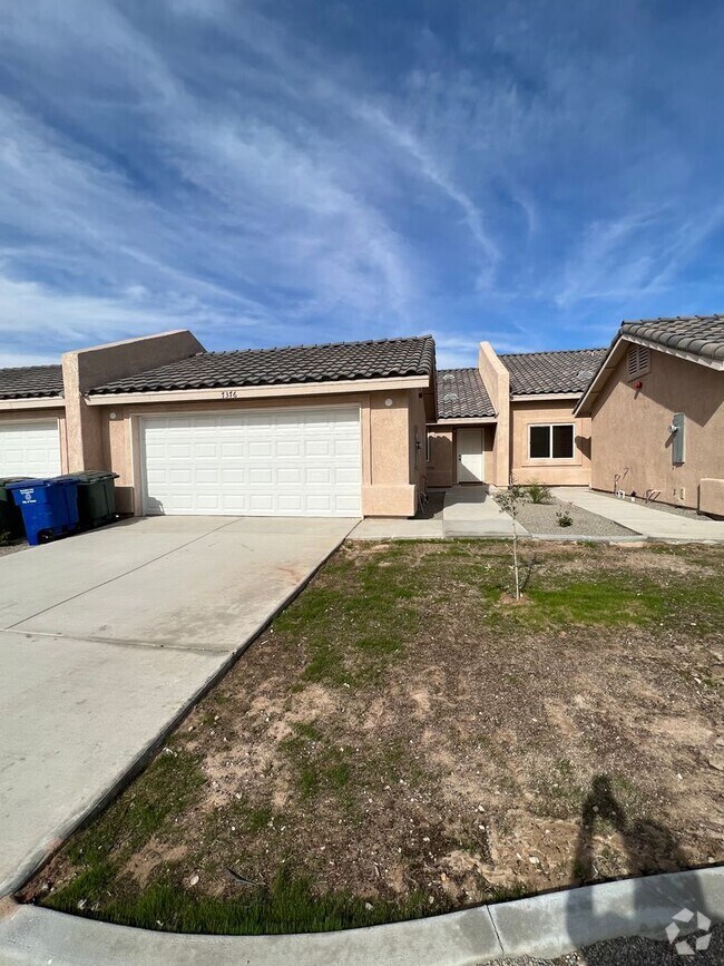 Building Photo - NEWER TOWNHOME!