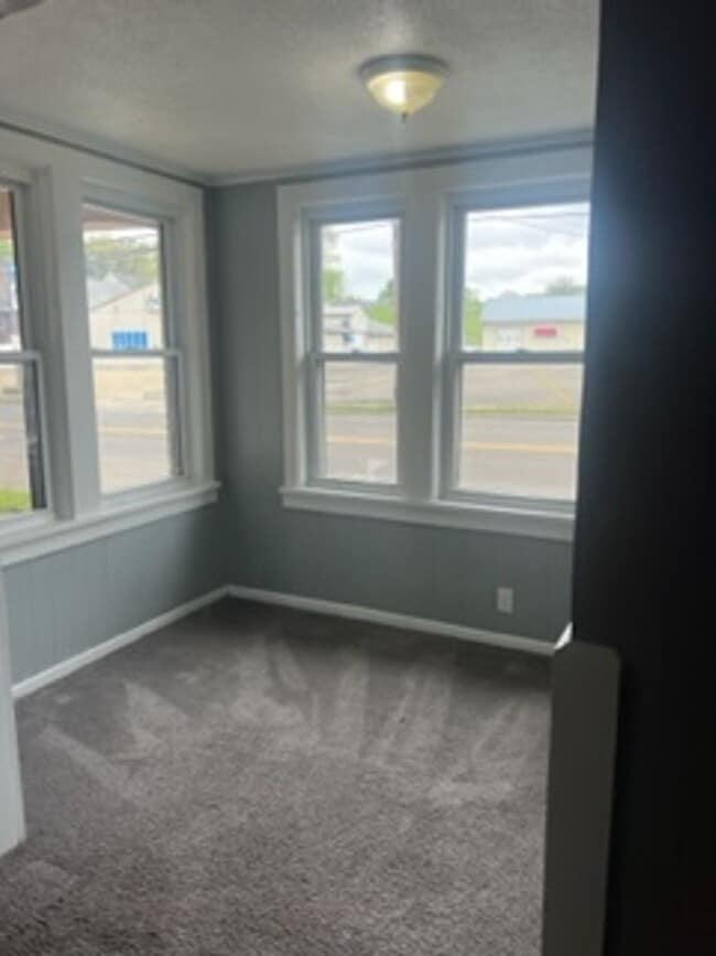 Newly Renovated 2 Br 1 Ba Sunroom, Basemen... - Newly Renovated 2 Br 1 Ba Sunroom, Basemen... House
