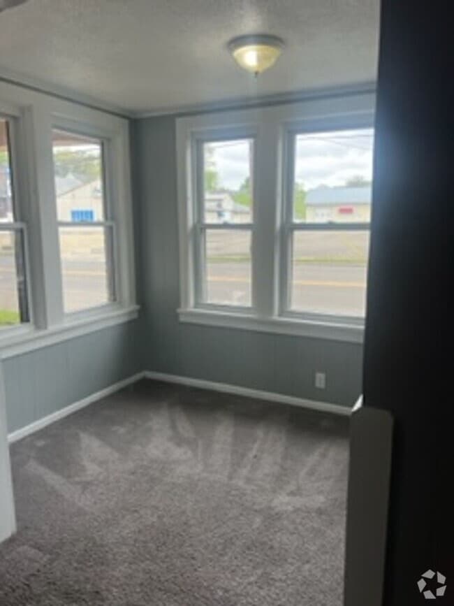Building Photo - Newly Renovated 2 Br 1 Ba Sunroom, Basemen... Rental