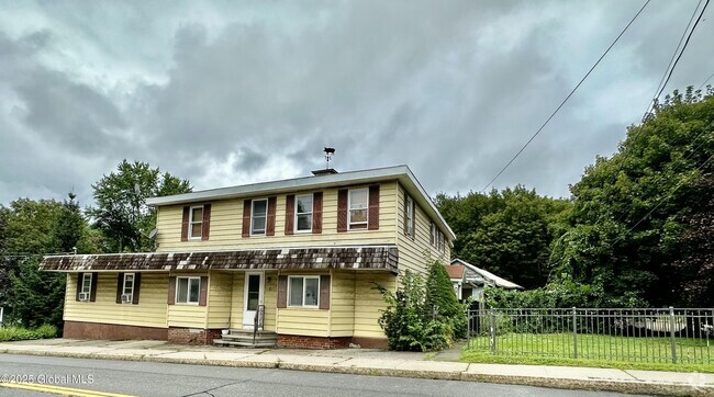 Building Photo - 162 Main St Unit 2 Rental