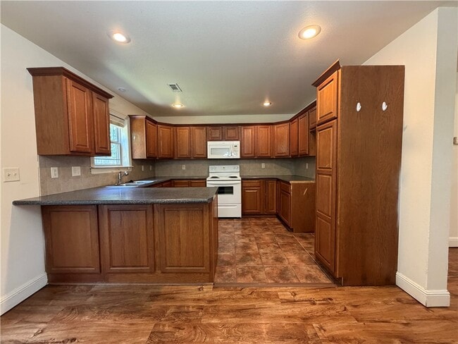 Photo - 810 Baker St NW
