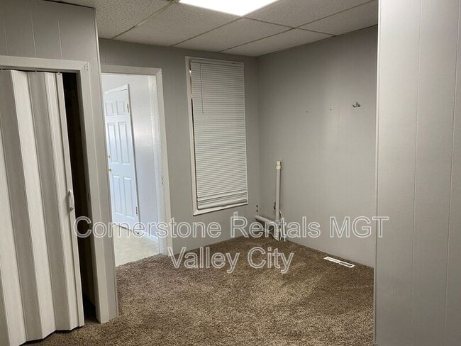 Photo - 405 2nd St NE