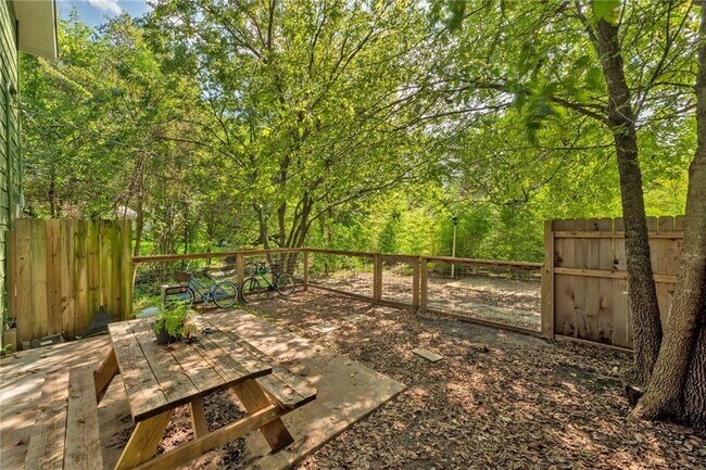 Photo - 609 E 43rd St