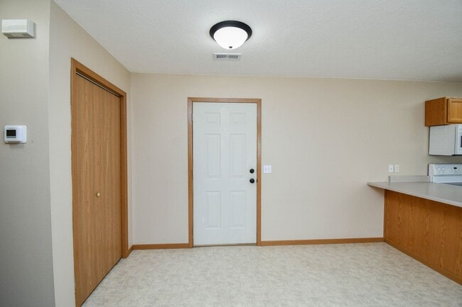 Photo - 1420 E Redwood Blvd