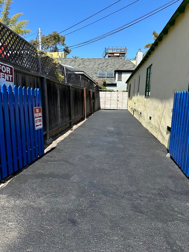 Photo - 309 N Venice Blvd Unidad REAR