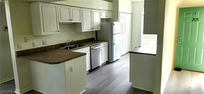 Building Photo - 4925 Sandra Bay Dr Unit 205