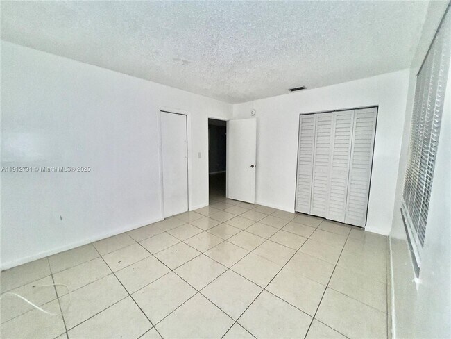 Photo - 637 SW 10th Ave Unit 3