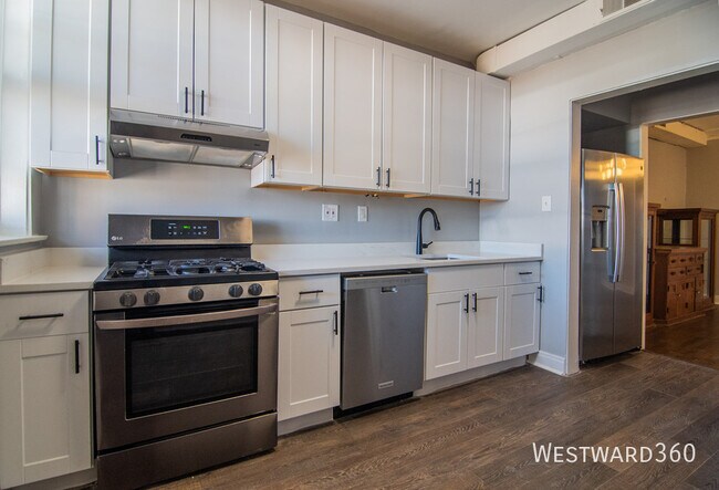 Building Photo - 844 W Lakeside Pl Unit 3W