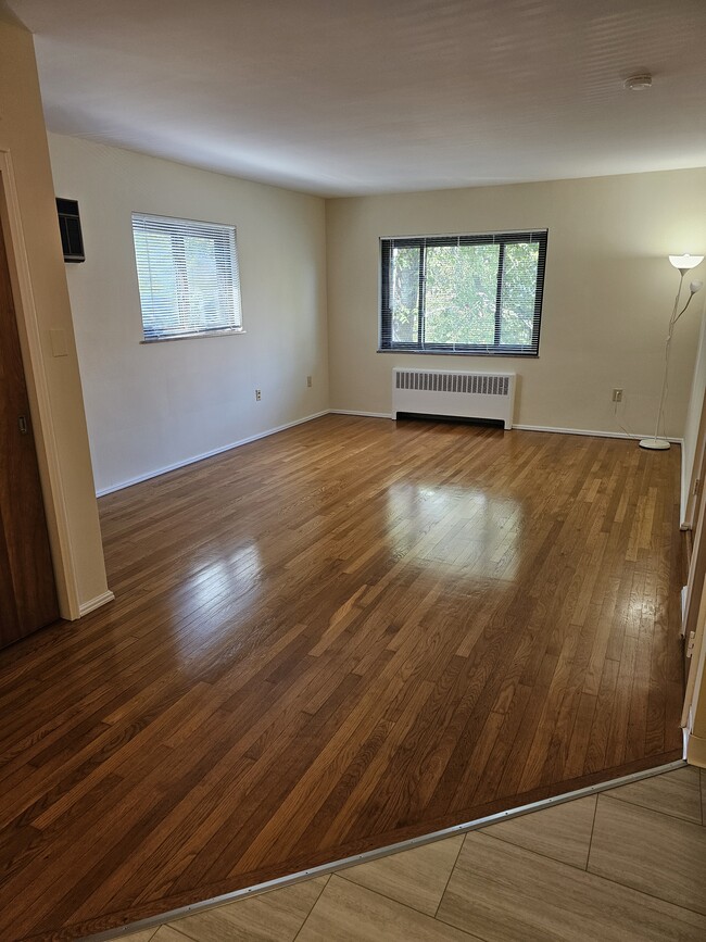 Building Photo - 545 Howell Ave Unit 7
