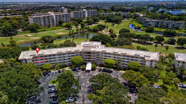 Building Photo - 3900 Oaks Clubhouse Dr Unit 411