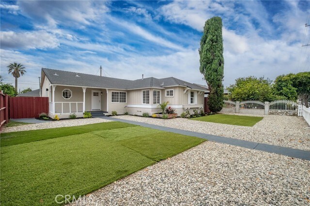 Photo - 20756 Saticoy St