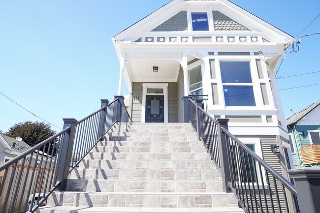 Photo - Stunning 2 Bedroom Upstairs Unit In Oaklan...