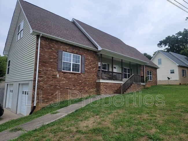 Photo - 1002 Milldale Square Rd House
