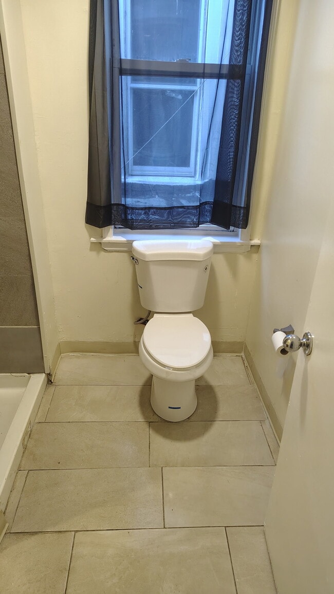 Three piece bathroom - 5613 Wyalusing Ave Unit 2R