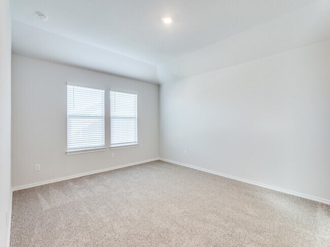 548 Bronze Cir W
