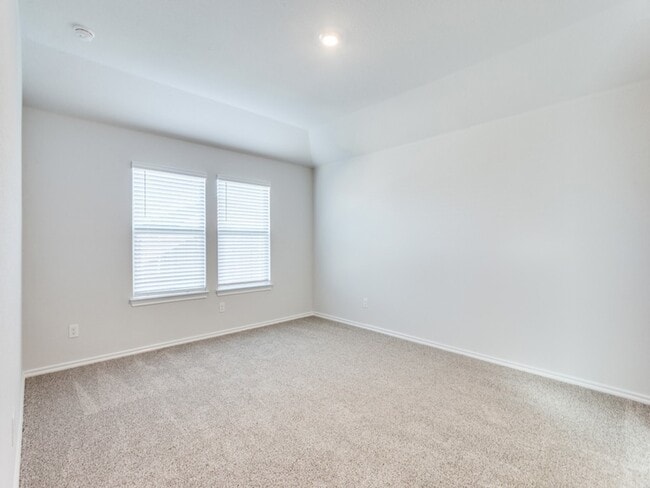 Photo - 528 Bronze Cir W