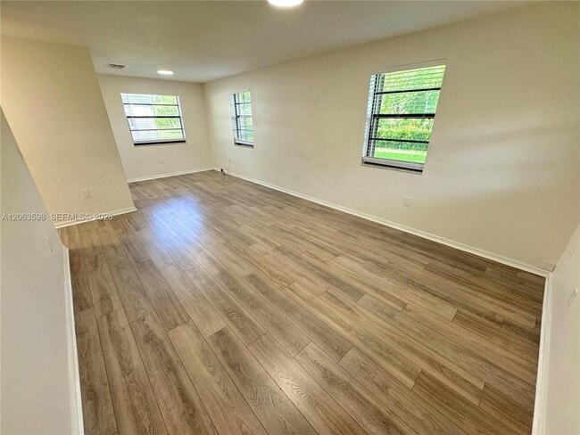 Photo - 5637 Taft St Unit 5637