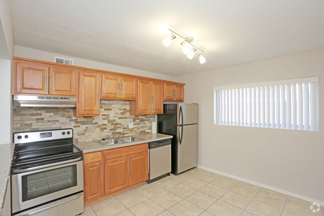 2BR, 1BA - 765 SF
