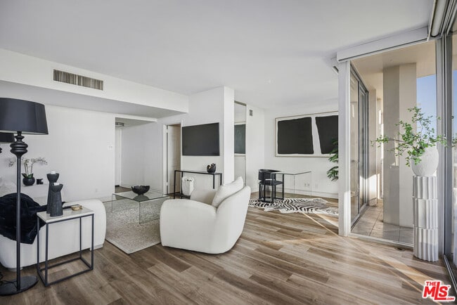 Photo - 4455 Los Feliz Blvd Unidad 703