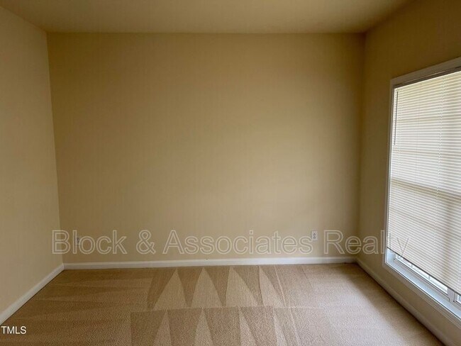 Photo - 718 Straywhite Ave