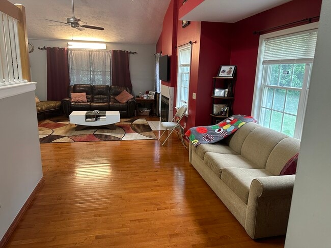 sala ampliada - 62 Brittany Cir