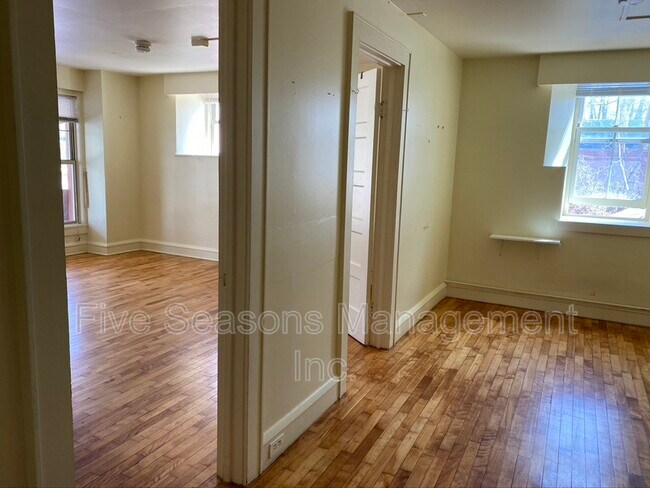 Photo - 346 Shelburne Rd