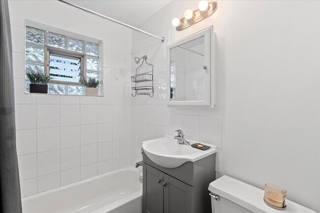 Photo - 1725 Howard Ave Unidad 104