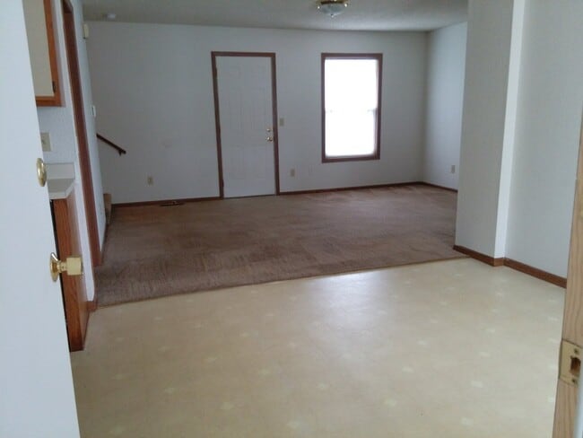 Building Photo - Great 2 Bed 2 Bath 1 Car Garage Split Level Duplex