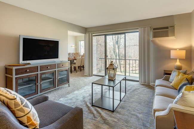 Robin - Living Room - Ramblewood Apartments