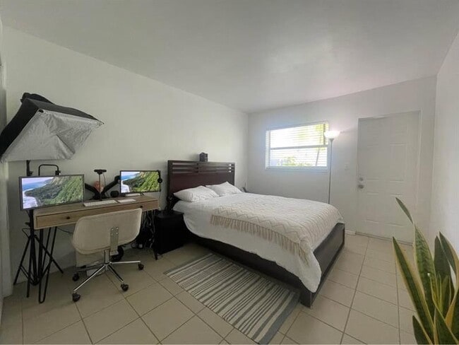 Building Photo - 220 NE 41st St Rental