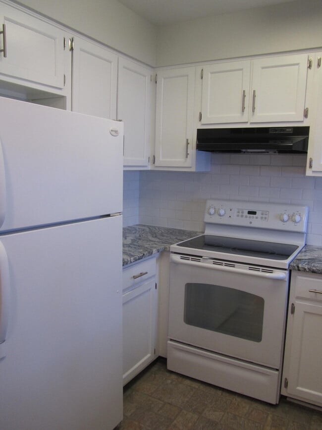 Full Sized Appliances - 124 S Sherrin Ave Unit 10